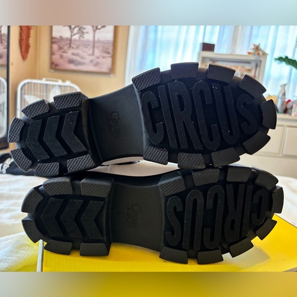 Circus by Sam Edelman Darielle White and Black Chelsea Boots - Picture 8 of 8